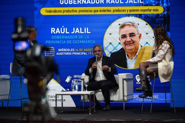 Raúl expuso sobre la situación productiva de Catamarca en el Congreso Industrial (1)