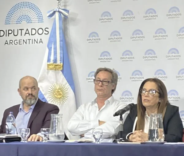 20260828100434_veterinarios-y-abogada-disertando