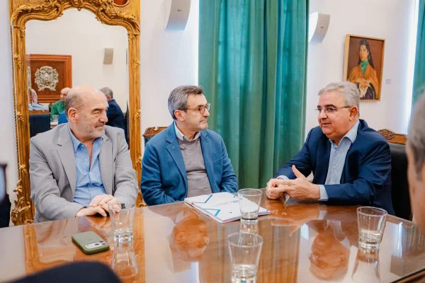 El Gobierno provincial y la Unión Industrial Argentina analizaron medidas para fortalecer al sector (2)
