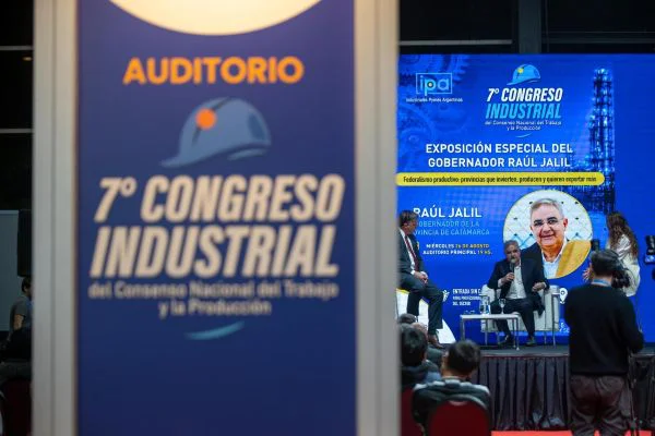 Raúl expuso sobre la situación productiva de Catamarca en el Congreso Industrial (2)