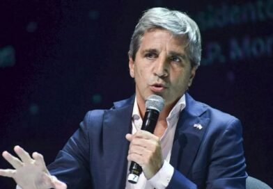 Caputo sale a captar US$900 millones para el pago de la deuda